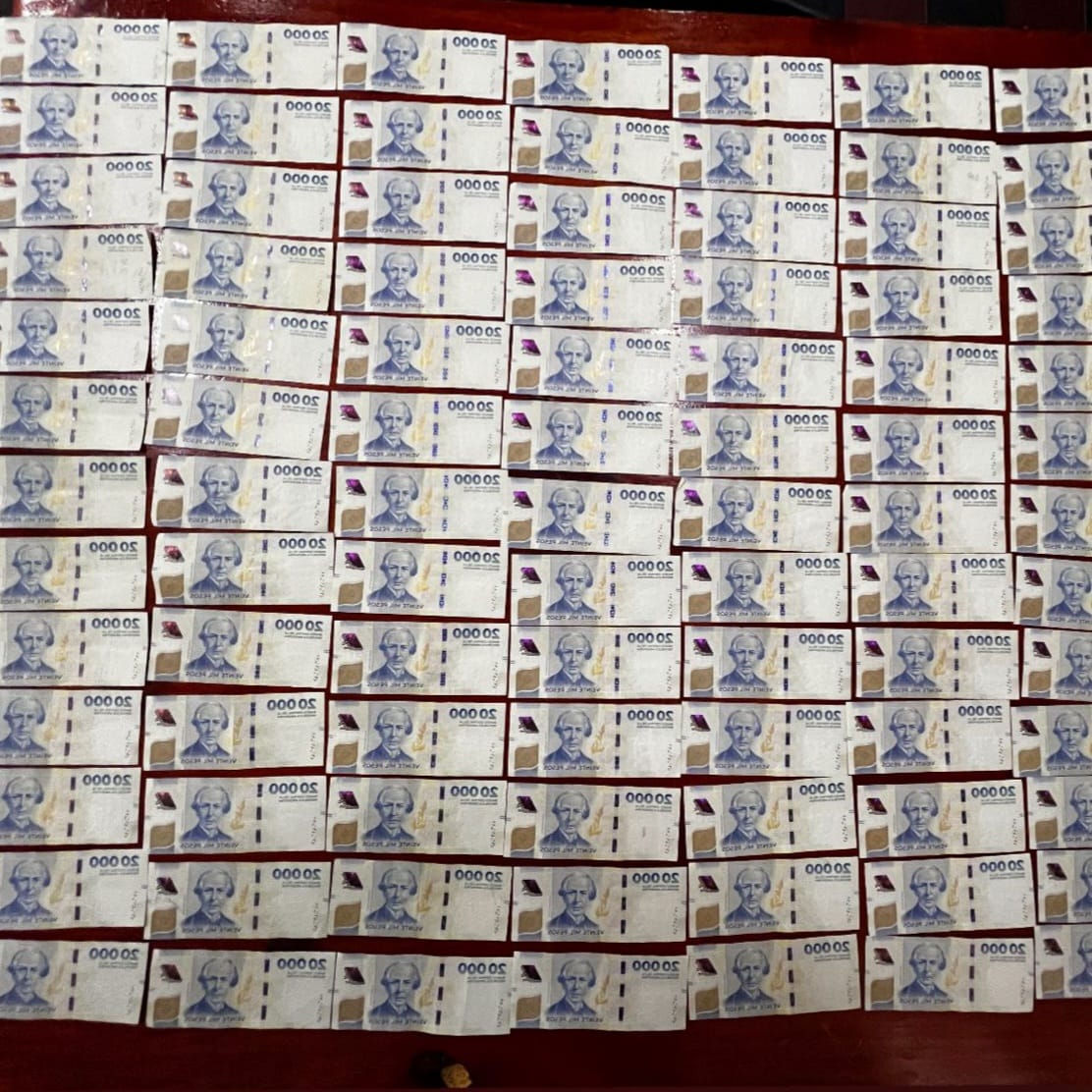 Ejemplo de honestidad: encontró casi dos millones y los entregó a la policía